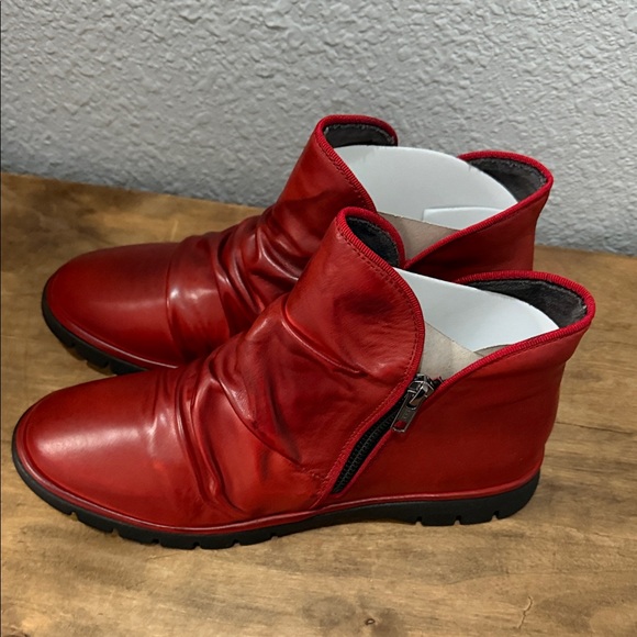 Miz Mooz Red Ruched Leather Side-Zip Ankle Boots size 40 (9- 9.5) NEW - Picture 4 of 8
